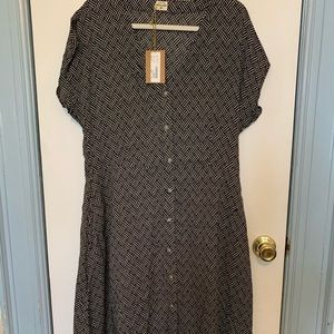 Flowy summer dress with button details and pockets